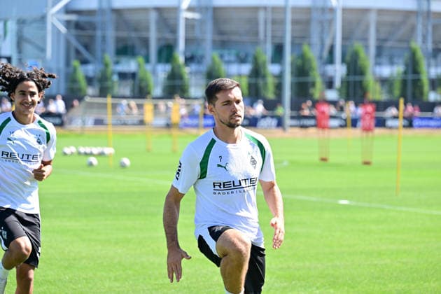 28.07.2026; Moenchengladbach; Fussball, Herren, Saison 2026 2027, Training Borussia Moenchengladbach Kevin Stoeger (Gladbach); im Hintergrund links Wael Mohya (Gladbach) DFL regulations prohibit any use of photographs as image sequences and or quasi-video. ista-Borussia-Park NRW Deutschland *** July 28, 2026, Mönchengladbach Soccer, Men s, 2026–2027 Season, Borussia Mönchengladbach Training, Kevin Stoeger, Gladbach in the background on the left, Wael Mohya, Gladbach. DFL regulations prohibit any use of photographs as image sequences and or quasi-video. Borussia Park, NRW, Germany