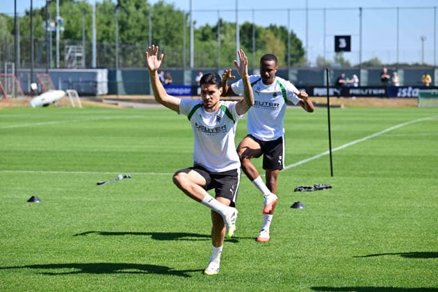 28.07.2026; Moenchengladbach; Fussball, Herren, Saison 2026 2027, Training Borussia Moenchengladbach Kevin Diks (Gladbach, vorne), Nathan Ngoumou (Gladbach, hinten) DFL regulations prohibit any use of photographs as image sequences and or quasi-video. ista-Borussia-Park NRW Deutschland *** July 28, 2026, Mönchengladbach Soccer, Men s, 2026–2027 season, Borussia Mönchengladbach training: Kevin Diks (Gladbach, front), Nathan Ngoumou (Gladbach, back). DFL regulations prohibit any use of photographs as image sequences and or quasi-video content at Borussia Park, NRW, Germany