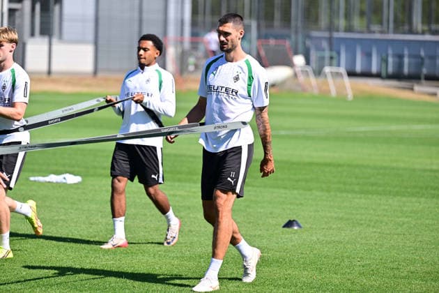 28.07.2026; Moenchengladbach; Fussball, Herren, Saison 2026 2027, Training Borussia Moenchengladbach Tim Kleindienst (Gladbach); im Hintergrund links Mathieu Nguefack (Gladbach) DFL regulations prohibit any use of photographs as image sequences and or quasi-video. ista-Borussia-Park NRW Deutschland *** July 28, 2026, Mönchengladbach Soccer, Men s, 2026–2027 season, Borussia Mönchengladbach training session; Tim Kleindienst (Gladbach) in the background on the left; Mathieu Nguefack (Gladbach). DFL regulations prohibit any use of photographs as image sequences and or quasi-video content at Borussia Park, North Rhine-Westphalia, Germany