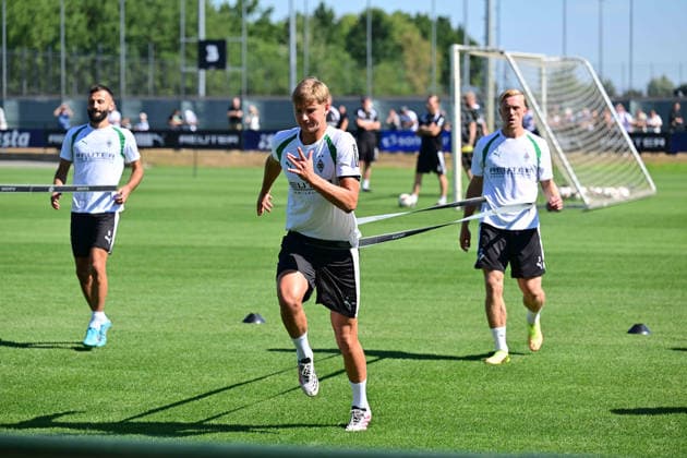 28.07.2026; Moenchengladbach; Fussball, Herren, Saison 2026 2027, Training Borussia Moenchengladbach Trainingsuebung mit Jan Leszczynski (Gladbach, li.) und Isac Lidberg (Gladbach, re.); im Hintergrund links Franck Honorat (Gladbach) DFL regulations prohibit any use of photographs as image sequences and or quasi-video. ista-Borussia-Park NRW Deutschland *** July 28, 2026, Mönchengladbach Soccer, Men s, 2026–2027 season, Borussia Mönchengladbach training session featuring Jan Leszczynski (Gladbach, left) and Isac Lidberg (Gladbach, right) in the background; Franck Honorat (Gladbach) on the left. DFL regulations prohibit any use of photographs as image sequences and or quasi-video content. Borussia Park, NRW, Germany