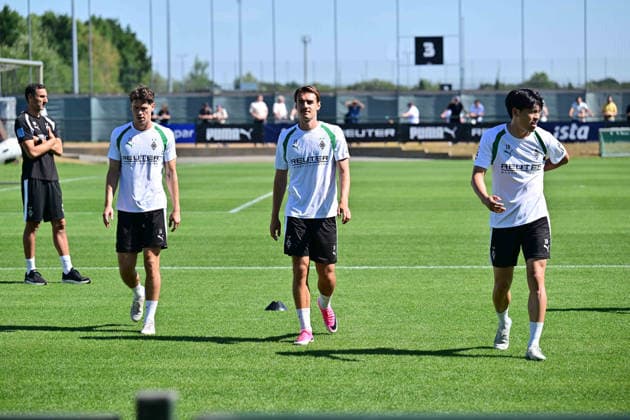 28.07.2026; Moenchengladbach; Fussball, Herren, Saison 2026 2027, Training Borussia Moenchengladbach v. li. Philipp Sander (Gladbach), Florian Neuhaus (Gladbach), Shuto Machino (Gladbach) DFL regulations prohibit any use of photographs as image sequences and or quasi-video. ista-Borussia-Park NRW Deutschland *** July 28, 2026, Mönchengladbach Soccer, Men s, 2026–2027 season, Borussia Mönchengladbach training: from left, Philipp Sander (Gladbach), Florian Neuhaus (Gladbach), Shuto Machino (Gladbach). DFL regulations prohibit any use of photographs as image sequences and or quasi-video content at Borussia Park, North Rhine-Westphalia, Germany.