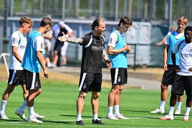 28.07.2026; Moenchengladbach; Fussball, Herren, Saison 2026 2027, Training Borussia Moenchengladbach Eugen Polanski (Trainer Gladbach) gibt Anweisungen DFL regulations prohibit any use of photographs as image sequences and or quasi-video. ista-Borussia-Park NRW Deutschland *** July 28, 2026, Mönchengladbach, Soccer, Men s, 2026–2027 Season, Borussia Mönchengladbach Training, Eugen Polanski, Gladbach Coach, Giving Instructions. DFL regulations prohibit any use of photographs as image sequences and or quasi-video content. Borussia Park, North Rhine-Westphalia, Germany