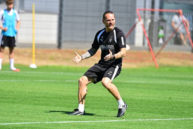28.07.2026; Moenchengladbach; Fussball, Herren, Saison 2026 2027, Training Borussia Moenchengladbach Eugen Polanski (Trainer Gladbach) gibt Anweisungen DFL regulations prohibit any use of photographs as image sequences and or quasi-video. ista-Borussia-Park NRW Deutschland *** July 28, 2026, Mönchengladbach, Soccer, Men s, 2026–2027 Season, Borussia Mönchengladbach Training, Eugen Polanski, Gladbach Coach, Giving Instructions. DFL regulations prohibit any use of photographs as image sequences and or quasi-video content. Borussia Park, North Rhine-Westphalia, Germany