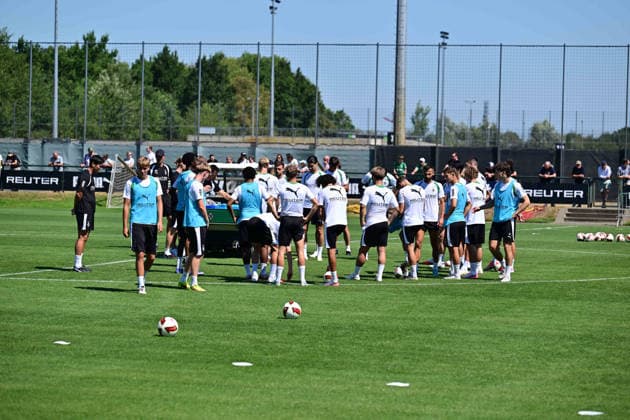 28.07.2026; Moenchengladbach; Fussball, Herren, Saison 2026 2027, Training Borussia Moenchengladbach Trainingsbesprechung DFL regulations prohibit any use of photographs as image sequences and or quasi-video. ista-Borussia-Park NRW Deutschland *** July 28, 2026, Mönchengladbach, Soccer, Men s, 2026–2027 Season, Borussia Mönchengladbach Training Session Briefing. DFL regulations prohibit any use of photographs as image sequences and or quasi-video content at Borussia Park, NRW, Germany