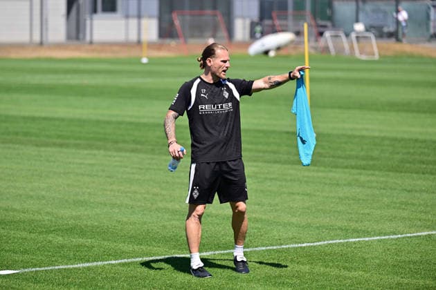 28.07.2026; Moenchengladbach; Fussball, Herren, Saison 2026 2027, Training Borussia Moenchengladbach Eugen Polanski (Trainer Gladbach) gibt Anweisungen DFL regulations prohibit any use of photographs as image sequences and or quasi-video. ista-Borussia-Park NRW Deutschland *** July 28, 2026, Mönchengladbach, Soccer, Men s, 2026–2027 Season, Borussia Mönchengladbach Training, Eugen Polanski, Gladbach Coach, Giving Instructions. DFL regulations prohibit any use of photographs as image sequences and or quasi-video content. Borussia Park, North Rhine-Westphalia, Germany
