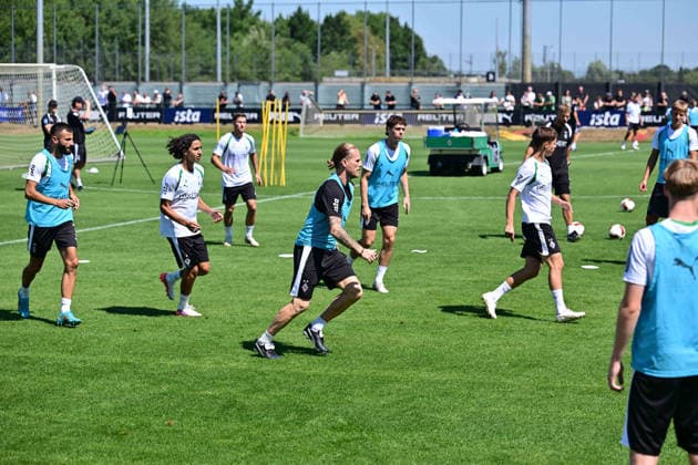 28.07.2026; Moenchengladbach; Fussball, Herren, Saison 2026 2027, Training Borussia Moenchengladbach Eugen Polanski (Trainer Gladbach, Mitte) speilt bei einer Trainingsuebung mit DFL regulations prohibit any use of photographs as image sequences and or quasi-video. ista-Borussia-Park NRW Deutschland *** July 28, 2026, Mönchengladbach Soccer, Men s, 2026–2027 season, Borussia Mönchengladbach training: Eugen Polanski, Gladbach coach, plays in the center during a training drill. DFL regulations prohibit any use of photographs as image sequences and or quasi-video. Borussia Park, North Rhine-Westphalia, Germany