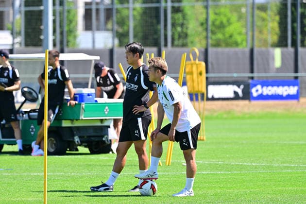 28.07.2026; Moenchengladbach; Fussball, Herren, Saison 2026 2027, Training Borussia Moenchengladbach Zento Uno (Gladbach, vorne), Dolmetscher Atsushi Waki, hinten DFL regulations prohibit any use of photographs as image sequences and or quasi-video. ista-Borussia-Park NRW Deutschland *** July 28, 2026, Mönchengladbach Soccer, Men s, 2026–2027 season, Borussia Mönchengladbach training at Zento Uno Gladbach, front: interpreter Atsushi Waki, back: DFL regulations prohibit any use of photographs as image sequences and or quasi-video content at Borussia Park, NRW, Germany