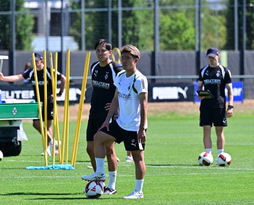 28.07.2026; Moenchengladbach; Fussball, Herren, Saison 2026 2027, Training Borussia Moenchengladbach Zento Uno (Gladbach, vorne), Dolmetscher Atsushi Waki, hinten DFL regulations prohibit any use of photographs as image sequences and or quasi-video. ista-Borussia-Park NRW Deutschland *** July 28, 2026, Mönchengladbach Soccer, Men s, 2026–2027 season, Borussia Mönchengladbach training at Zento Uno Gladbach, front: interpreter Atsushi Waki, back: DFL regulations prohibit any use of photographs as image sequences and or quasi-video content at Borussia Park, NRW, Germany