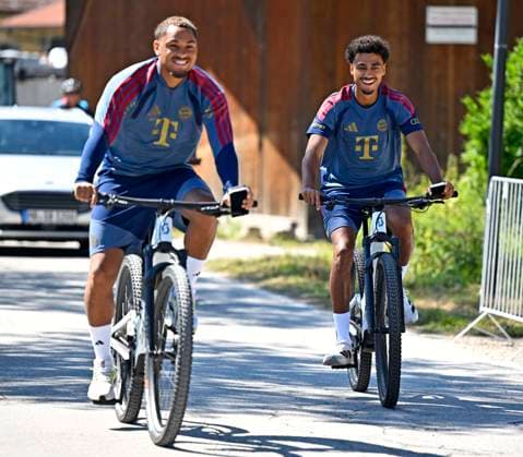 28.07.2026, Fussball Bundesliga 2026 2027, Trainingslager FC Bayern München in Rottach-Egern am Tegernsee (Bayern). Marlin Brown (FC Bayern) auf dem Fahrrad *** July 28, 2026, 2026–2027 Bundesliga, FC Bayern Munich training camp in Rottach-Egern on Lake Tegernsee, Bavaria; Marlin Brown of FC Bayern on a bicycle