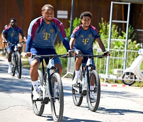 28.07.2026, Fussball Bundesliga 2026 2027, Trainingslager FC Bayern München in Rottach-Egern am Tegernsee (Bayern). Marlin Brown (FC Bayern) auf dem Fahrrad *** July 28, 2026, 2026–2027 Bundesliga, FC Bayern Munich training camp in Rottach-Egern on Lake Tegernsee, Bavaria; Marlin Brown of FC Bayern on a bicycle