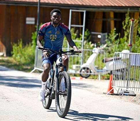 28.07.2026, Fussball Bundesliga 2026 2027, Trainingslager FC Bayern München in Rottach-Egern am Tegernsee (Bayern). Alphonso Davies (FC Bayern München) auf dem Fahrrad *** July 28, 2026, 2026–2027 Bundesliga, FC Bayern Munich training camp in Rottach-Egern on Lake Tegernsee, Bavaria; Alphonso Davies of FC Bayern Munich on a bicycle