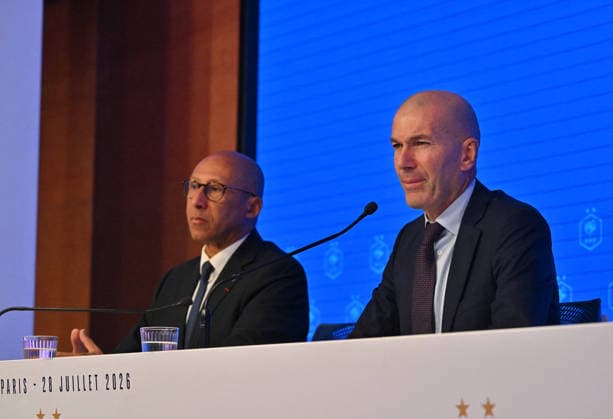 L ancien international français de football Zinédine Zidane (à droite) s exprime aux côtés du président de la Fédération française de football, Philippe Diallo (à gauche), lors d une conférence de presse visant à le présenter comme le nouveau sélectionneur de l équipe de France, au siège de la Fédération française de football (FFF) à Paris, le 28 juillet 2026. L ancien meneur de jeu des Bleus, vainqueur de la Coupe du monde 1998 et du Championnat d Europe 2000 en tant que joueur, a été nommé à la tête de l équipe nationale, succédant ainsi à Didier Deschamps, a annoncé la Fédération française de football (FFF). Zidane prend la relève de son ancien coéquipier Deschamps, en poste depuis 2012 ; le mandat de ce dernier s est achevé sur une quatrième place lors de la Coupe du monde 2026, après un titre mondial en 2018 et une finale disputée en 2022. Christian Liewig Bestimage Former French international football player Zinedine Zidane (R) speaks next to President of the French Football Federation Philippe Diallo (L) during a press conference, PK, Pressekonferenz to present him as the new head coach of France national football team at the French Football Federation headquarters (FFF) in Paris on July 28, 2026. The former France playmaker, who won the 1998 World Cup and the 2000 European Championship, EM, Europameisterschaft as a player, has been appointed head coach of the French national team, Nationalteam succeeding Didier Deschamps, the French Football Federation (FFF) announced. Zidane takes over from his former teammate Deschamps, who had been in charge since 2012; Deschamps tenure ended with a fourth-place finish at the 2026 World Cup, following a title win in 2018 and a final appearance in 2022. Paris France  Copyright: xChristianxLiewigx xBestimagexChristianxLiewigx xBestimagex