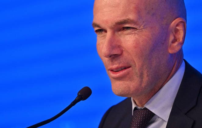 L ancien international français de football Zinédine Zidane s exprime lors d une conférence de presse visant à le présenter comme le nouveau sélectionneur de l équipe de France, au siège de la Fédération française de football (FFF) à Paris, le 28 juillet 2026. L ancien meneur de jeu des Bleus, vainqueur de la Coupe du monde 1998 et du Championnat d Europe 2000 en tant que joueur, a été nommé à la tête de l équipe nationale, succédant ainsi à Didier Deschamps, a annoncé la Fédération française de football (FFF). Zidane prend la relève de son ancien coéquipier Deschamps, en poste depuis 2012 ; le mandat de ce dernier s est achevé sur une quatrième place lors de la Coupe du monde 2026, après un titre mondial en 2018 et une finale disputée en 2022. Christian Liewig Bestimage Former French international football player Zinedine Zidane during a press conference, PK, Pressekonferenz to present him as the new head coach of France national football team at the French Football Federation headquarters (FFF) in Paris on July 28, 2026. The former France playmaker, who won the 1998 World Cup and the 2000 European Championship, EM, Europameisterschaft as a player, has been appointed head coach of the French national team, Nationalteam succeeding Didier Deschamps, the French Football Federation (FFF) announced. Zidane takes over from his former teammate Deschamps, who had been in charge since 2012; Deschamps tenure ended with a fourth-place finish at the 2026 World Cup, following a title win in 2018 and a final appearance in 2022. Paris France  Copyright: xChristianxLiewigx xBestimagexChristianxLiewigx xBestimagex
