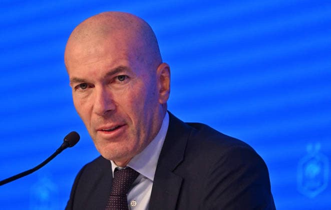 L ancien international français de football Zinédine Zidane s exprime lors d une conférence de presse visant à le présenter comme le nouveau sélectionneur de l équipe de France, au siège de la Fédération française de football (FFF) à Paris, le 28 juillet 2026. L ancien meneur de jeu des Bleus, vainqueur de la Coupe du monde 1998 et du Championnat d Europe 2000 en tant que joueur, a été nommé à la tête de l équipe nationale, succédant ainsi à Didier Deschamps, a annoncé la Fédération française de football (FFF). Zidane prend la relève de son ancien coéquipier Deschamps, en poste depuis 2012 ; le mandat de ce dernier s est achevé sur une quatrième place lors de la Coupe du monde 2026, après un titre mondial en 2018 et une finale disputée en 2022. Christian Liewig Bestimage Former French international football player Zinedine Zidane during a press conference, PK, Pressekonferenz to present him as the new head coach of France national football team at the French Football Federation headquarters (FFF) in Paris on July 28, 2026. The former France playmaker, who won the 1998 World Cup and the 2000 European Championship, EM, Europameisterschaft as a player, has been appointed head coach of the French national team, Nationalteam succeeding Didier Deschamps, the French Football Federation (FFF) announced. Zidane takes over from his former teammate Deschamps, who had been in charge since 2012; Deschamps tenure ended with a fourth-place finish at the 2026 World Cup, following a title win in 2018 and a final appearance in 2022. Paris France  Copyright: xChristianxLiewigx xBestimagexChristianxLiewigx xBestimagex