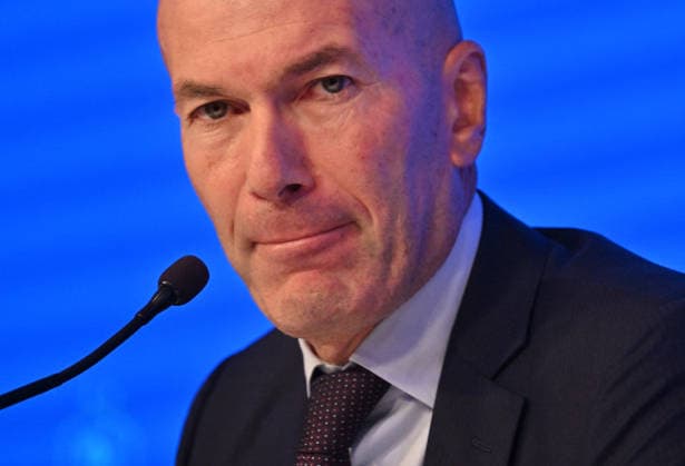 L ancien international français de football Zinédine Zidane s exprime lors d une conférence de presse visant à le présenter comme le nouveau sélectionneur de l équipe de France, au siège de la Fédération française de football (FFF) à Paris, le 28 juillet 2026. L ancien meneur de jeu des Bleus, vainqueur de la Coupe du monde 1998 et du Championnat d Europe 2000 en tant que joueur, a été nommé à la tête de l équipe nationale, succédant ainsi à Didier Deschamps, a annoncé la Fédération française de football (FFF). Zidane prend la relève de son ancien coéquipier Deschamps, en poste depuis 2012 ; le mandat de ce dernier s est achevé sur une quatrième place lors de la Coupe du monde 2026, après un titre mondial en 2018 et une finale disputée en 2022. Christian Liewig Bestimage Former French international football player Zinedine Zidane during a press conference, PK, Pressekonferenz to present him as the new head coach of France national football team at the French Football Federation headquarters (FFF) in Paris on July 28, 2026. The former France playmaker, who won the 1998 World Cup and the 2000 European Championship, EM, Europameisterschaft as a player, has been appointed head coach of the French national team, Nationalteam succeeding Didier Deschamps, the French Football Federation (FFF) announced. Zidane takes over from his former teammate Deschamps, who had been in charge since 2012; Deschamps tenure ended with a fourth-place finish at the 2026 World Cup, following a title win in 2018 and a final appearance in 2022. Paris France  Copyright: xChristianxLiewigx xBestimagexChristianxLiewigx xBestimagex