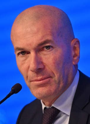 L ancien international français de football Zinédine Zidane s exprime lors d une conférence de presse visant à le présenter comme le nouveau sélectionneur de l équipe de France, au siège de la Fédération française de football (FFF) à Paris, le 28 juillet 2026. L ancien meneur de jeu des Bleus, vainqueur de la Coupe du monde 1998 et du Championnat d Europe 2000 en tant que joueur, a été nommé à la tête de l équipe nationale, succédant ainsi à Didier Deschamps, a annoncé la Fédération française de football (FFF). Zidane prend la relève de son ancien coéquipier Deschamps, en poste depuis 2012 ; le mandat de ce dernier s est achevé sur une quatrième place lors de la Coupe du monde 2026, après un titre mondial en 2018 et une finale disputée en 2022. Christian Liewig Bestimage Former French international football player Zinedine Zidane during a press conference, PK, Pressekonferenz to present him as the new head coach of France national football team at the French Football Federation headquarters (FFF) in Paris on July 28, 2026. The former France playmaker, who won the 1998 World Cup and the 2000 European Championship, EM, Europameisterschaft as a player, has been appointed head coach of the French national team, Nationalteam succeeding Didier Deschamps, the French Football Federation (FFF) announced. Zidane takes over from his former teammate Deschamps, who had been in charge since 2012; Deschamps tenure ended with a fourth-place finish at the 2026 World Cup, following a title win in 2018 and a final appearance in 2022. Paris France  Copyright: xChristianxLiewigx xBestimagexChristianxLiewigx xBestimagex