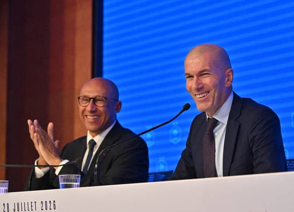 L ancien international français de football Zinédine Zidane (à droite) s exprime aux côtés du président de la Fédération française de football, Philippe Diallo (à gauche), lors d une conférence de presse visant à le présenter comme le nouveau sélectionneur de l équipe de France, au siège de la Fédération française de football (FFF) à Paris, le 28 juillet 2026. L ancien meneur de jeu des Bleus, vainqueur de la Coupe du monde 1998 et du Championnat d Europe 2000 en tant que joueur, a été nommé à la tête de l équipe nationale, succédant ainsi à Didier Deschamps, a annoncé la Fédération française de football (FFF). Zidane prend la relève de son ancien coéquipier Deschamps, en poste depuis 2012 ; le mandat de ce dernier s est achevé sur une quatrième place lors de la Coupe du monde 2026, après un titre mondial en 2018 et une finale disputée en 2022. Christian Liewig Bestimage Former French international football player Zinedine Zidane (R) speaks next to President of the French Football Federation Philippe Diallo (L) during a press conference, PK, Pressekonferenz to present him as the new head coach of France national football team at the French Football Federation headquarters (FFF) in Paris on July 28, 2026. The former France playmaker, who won the 1998 World Cup and the 2000 European Championship, EM, Europameisterschaft as a player, has been appointed head coach of the French national team, Nationalteam succeeding Didier Deschamps, the French Football Federation (FFF) announced. Zidane takes over from his former teammate Deschamps, who had been in charge since 2012; Deschamps tenure ended with a fourth-place finish at the 2026 World Cup, following a title win in 2018 and a final appearance in 2022. Paris France  Copyright: xChristianxLiewigx xBestimagexChristianxLiewigx xBestimagex