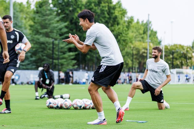 CHARLOTTE, NORTH CAROLINA - JULY 27, 2026: Heung-min Son of the MLS, Fussball Herren, USA All-Stars claps and smiles during the 2026 MLS All-Star training at the Atrium Health Performance Park in Charlotte, North Carolina. (Photo by Dennis Rojas Di Sports Photo Agency) Charlotte Atrium Health Performance Park North Carolina Copyright: xDennisxRojasx