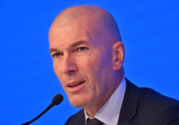 L ancien international français de football Zinédine Zidane s exprime lors d une conférence de presse visant à le présenter comme le nouveau sélectionneur de l équipe de France, au siège de la Fédération française de football (FFF) à Paris, le 28 juillet 2026. L ancien meneur de jeu des Bleus, vainqueur de la Coupe du monde 1998 et du Championnat d Europe 2000 en tant que joueur, a été nommé à la tête de l équipe nationale, succédant ainsi à Didier Deschamps, a annoncé la Fédération française de football (FFF). Zidane prend la relève de son ancien coéquipier Deschamps, en poste depuis 2012 ; le mandat de ce dernier s est achevé sur une quatrième place lors de la Coupe du monde 2026, après un titre mondial en 2018 et une finale disputée en 2022. Christian Liewig Bestimage Former French international football player Zinedine Zidane during a press conference, PK, Pressekonferenz to present him as the new head coach of France national football team at the French Football Federation headquarters (FFF) in Paris on July 28, 2026. The former France playmaker, who won the 1998 World Cup and the 2000 European Championship, EM, Europameisterschaft as a player, has been appointed head coach of the French national team, Nationalteam succeeding Didier Deschamps, the French Football Federation (FFF) announced. Zidane takes over from his former teammate Deschamps, who had been in charge since 2012; Deschamps tenure ended with a fourth-place finish at the 2026 World Cup, following a title win in 2018 and a final appearance in 2022. Paris France  Copyright: xChristianxLiewigx xBestimagexChristianxLiewigx xBestimagex