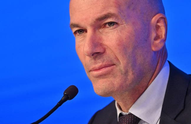 L ancien international français de football Zinédine Zidane s exprime lors d une conférence de presse visant à le présenter comme le nouveau sélectionneur de l équipe de France, au siège de la Fédération française de football (FFF) à Paris, le 28 juillet 2026. L ancien meneur de jeu des Bleus, vainqueur de la Coupe du monde 1998 et du Championnat d Europe 2000 en tant que joueur, a été nommé à la tête de l équipe nationale, succédant ainsi à Didier Deschamps, a annoncé la Fédération française de football (FFF). Zidane prend la relève de son ancien coéquipier Deschamps, en poste depuis 2012 ; le mandat de ce dernier s est achevé sur une quatrième place lors de la Coupe du monde 2026, après un titre mondial en 2018 et une finale disputée en 2022. Christian Liewig Bestimage Former French international football player Zinedine Zidane during a press conference, PK, Pressekonferenz to present him as the new head coach of France national football team at the French Football Federation headquarters (FFF) in Paris on July 28, 2026. The former France playmaker, who won the 1998 World Cup and the 2000 European Championship, EM, Europameisterschaft as a player, has been appointed head coach of the French national team, Nationalteam succeeding Didier Deschamps, the French Football Federation (FFF) announced. Zidane takes over from his former teammate Deschamps, who had been in charge since 2012; Deschamps tenure ended with a fourth-place finish at the 2026 World Cup, following a title win in 2018 and a final appearance in 2022. Paris France  Copyright: xChristianxLiewigx xBestimagexChristianxLiewigx xBestimagex