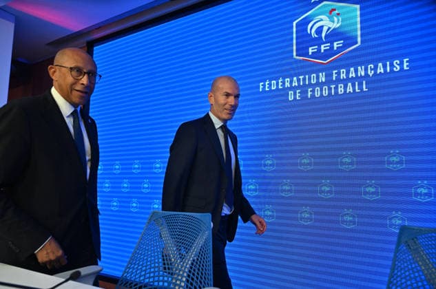 L ancien international français de football Zinédine Zidane (à droite) s exprime aux côtés du président de la Fédération française de football, Philippe Diallo (à gauche), lors d une conférence de presse visant à le présenter comme le nouveau sélectionneur de l équipe de France, au siège de la Fédération française de football (FFF) à Paris, le 28 juillet 2026. L ancien meneur de jeu des Bleus, vainqueur de la Coupe du monde 1998 et du Championnat d Europe 2000 en tant que joueur, a été nommé à la tête de l équipe nationale, succédant ainsi à Didier Deschamps, a annoncé la Fédération française de football (FFF). Zidane prend la relève de son ancien coéquipier Deschamps, en poste depuis 2012 ; le mandat de ce dernier s est achevé sur une quatrième place lors de la Coupe du monde 2026, après un titre mondial en 2018 et une finale disputée en 2022. Christian Liewig Bestimage Former French international football player Zinedine Zidane (R) speaks next to President of the French Football Federation Philippe Diallo (L) during a press conference, PK, Pressekonferenz to present him as the new head coach of France national football team at the French Football Federation headquarters (FFF) in Paris on July 28, 2026. The former France playmaker, who won the 1998 World Cup and the 2000 European Championship, EM, Europameisterschaft as a player, has been appointed head coach of the French national team, Nationalteam succeeding Didier Deschamps, the French Football Federation (FFF) announced. Zidane takes over from his former teammate Deschamps, who had been in charge since 2012; Deschamps tenure ended with a fourth-place finish at the 2026 World Cup, following a title win in 2018 and a final appearance in 2022. Paris France  Copyright: xChristianxLiewigx xBestimagexChristianxLiewigx xBestimagex