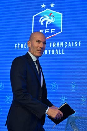 L ancien international français de football Zinédine Zidane s exprime lors d une conférence de presse visant à le présenter comme le nouveau sélectionneur de l équipe de France, au siège de la Fédération française de football (FFF) à Paris, le 28 juillet 2026. L ancien meneur de jeu des Bleus, vainqueur de la Coupe du monde 1998 et du Championnat d Europe 2000 en tant que joueur, a été nommé à la tête de l équipe nationale, succédant ainsi à Didier Deschamps, a annoncé la Fédération française de football (FFF). Zidane prend la relève de son ancien coéquipier Deschamps, en poste depuis 2012 ; le mandat de ce dernier s est achevé sur une quatrième place lors de la Coupe du monde 2026, après un titre mondial en 2018 et une finale disputée en 2022. Christian Liewig Bestimage Former French international football player Zinedine Zidane during a press conference, PK, Pressekonferenz to present him as the new head coach of France national football team at the French Football Federation headquarters (FFF) in Paris on July 28, 2026. The former France playmaker, who won the 1998 World Cup and the 2000 European Championship, EM, Europameisterschaft as a player, has been appointed head coach of the French national team, Nationalteam succeeding Didier Deschamps, the French Football Federation (FFF) announced. Zidane takes over from his former teammate Deschamps, who had been in charge since 2012; Deschamps tenure ended with a fourth-place finish at the 2026 World Cup, following a title win in 2018 and a final appearance in 2022. Paris France  Copyright: xChristianxLiewigx xBestimagexChristianxLiewigx xBestimagex