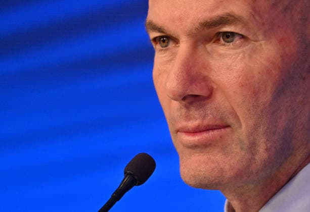 L ancien international français de football Zinédine Zidane s exprime lors d une conférence de presse visant à le présenter comme le nouveau sélectionneur de l équipe de France, au siège de la Fédération française de football (FFF) à Paris, le 28 juillet 2026. L ancien meneur de jeu des Bleus, vainqueur de la Coupe du monde 1998 et du Championnat d Europe 2000 en tant que joueur, a été nommé à la tête de l équipe nationale, succédant ainsi à Didier Deschamps, a annoncé la Fédération française de football (FFF). Zidane prend la relève de son ancien coéquipier Deschamps, en poste depuis 2012 ; le mandat de ce dernier s est achevé sur une quatrième place lors de la Coupe du monde 2026, après un titre mondial en 2018 et une finale disputée en 2022. Christian Liewig Bestimage Former French international football player Zinedine Zidane during a press conference, PK, Pressekonferenz to present him as the new head coach of France national football team at the French Football Federation headquarters (FFF) in Paris on July 28, 2026. The former France playmaker, who won the 1998 World Cup and the 2000 European Championship, EM, Europameisterschaft as a player, has been appointed head coach of the French national team, Nationalteam succeeding Didier Deschamps, the French Football Federation (FFF) announced. Zidane takes over from his former teammate Deschamps, who had been in charge since 2012; Deschamps tenure ended with a fourth-place finish at the 2026 World Cup, following a title win in 2018 and a final appearance in 2022. Paris France  Copyright: xChristianxLiewigx xBestimagexChristianxLiewigx xBestimagex