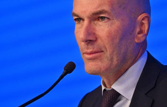 L ancien international français de football Zinédine Zidane s exprime lors d une conférence de presse visant à le présenter comme le nouveau sélectionneur de l équipe de France, au siège de la Fédération française de football (FFF) à Paris, le 28 juillet 2026. L ancien meneur de jeu des Bleus, vainqueur de la Coupe du monde 1998 et du Championnat d Europe 2000 en tant que joueur, a été nommé à la tête de l équipe nationale, succédant ainsi à Didier Deschamps, a annoncé la Fédération française de football (FFF). Zidane prend la relève de son ancien coéquipier Deschamps, en poste depuis 2012 ; le mandat de ce dernier s est achevé sur une quatrième place lors de la Coupe du monde 2026, après un titre mondial en 2018 et une finale disputée en 2022. Christian Liewig Bestimage Former French international football player Zinedine Zidane during a press conference, PK, Pressekonferenz to present him as the new head coach of France national football team at the French Football Federation headquarters (FFF) in Paris on July 28, 2026. The former France playmaker, who won the 1998 World Cup and the 2000 European Championship, EM, Europameisterschaft as a player, has been appointed head coach of the French national team, Nationalteam succeeding Didier Deschamps, the French Football Federation (FFF) announced. Zidane takes over from his former teammate Deschamps, who had been in charge since 2012; Deschamps tenure ended with a fourth-place finish at the 2026 World Cup, following a title win in 2018 and a final appearance in 2022. Paris France  Copyright: xChristianxLiewigx xBestimagexChristianxLiewigx xBestimagex