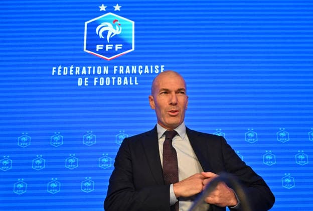 L ancien international français de football Zinédine Zidane s exprime lors d une conférence de presse visant à le présenter comme le nouveau sélectionneur de l équipe de France, au siège de la Fédération française de football (FFF) à Paris, le 28 juillet 2026. L ancien meneur de jeu des Bleus, vainqueur de la Coupe du monde 1998 et du Championnat d Europe 2000 en tant que joueur, a été nommé à la tête de l équipe nationale, succédant ainsi à Didier Deschamps, a annoncé la Fédération française de football (FFF). Zidane prend la relève de son ancien coéquipier Deschamps, en poste depuis 2012 ; le mandat de ce dernier s est achevé sur une quatrième place lors de la Coupe du monde 2026, après un titre mondial en 2018 et une finale disputée en 2022. Christian Liewig Bestimage Former French international football player Zinedine Zidane during a press conference, PK, Pressekonferenz to present him as the new head coach of France national football team at the French Football Federation headquarters (FFF) in Paris on July 28, 2026. The former France playmaker, who won the 1998 World Cup and the 2000 European Championship, EM, Europameisterschaft as a player, has been appointed head coach of the French national team, Nationalteam succeeding Didier Deschamps, the French Football Federation (FFF) announced. Zidane takes over from his former teammate Deschamps, who had been in charge since 2012; Deschamps tenure ended with a fourth-place finish at the 2026 World Cup, following a title win in 2018 and a final appearance in 2022. Paris France  Copyright: xChristianxLiewigx xBestimagexChristianxLiewigx xBestimagex