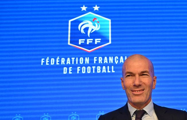 L ancien international français de football Zinédine Zidane s exprime lors d une conférence de presse visant à le présenter comme le nouveau sélectionneur de l équipe de France, au siège de la Fédération française de football (FFF) à Paris, le 28 juillet 2026. L ancien meneur de jeu des Bleus, vainqueur de la Coupe du monde 1998 et du Championnat d Europe 2000 en tant que joueur, a été nommé à la tête de l équipe nationale, succédant ainsi à Didier Deschamps, a annoncé la Fédération française de football (FFF). Zidane prend la relève de son ancien coéquipier Deschamps, en poste depuis 2012 ; le mandat de ce dernier s est achevé sur une quatrième place lors de la Coupe du monde 2026, après un titre mondial en 2018 et une finale disputée en 2022. Christian Liewig Bestimage Former French international football player Zinedine Zidane during a press conference, PK, Pressekonferenz to present him as the new head coach of France national football team at the French Football Federation headquarters (FFF) in Paris on July 28, 2026. The former France playmaker, who won the 1998 World Cup and the 2000 European Championship, EM, Europameisterschaft as a player, has been appointed head coach of the French national team, Nationalteam succeeding Didier Deschamps, the French Football Federation (FFF) announced. Zidane takes over from his former teammate Deschamps, who had been in charge since 2012; Deschamps tenure ended with a fourth-place finish at the 2026 World Cup, following a title win in 2018 and a final appearance in 2022. Paris France  Copyright: xChristianxLiewigx xBestimagexChristianxLiewigx xBestimagex