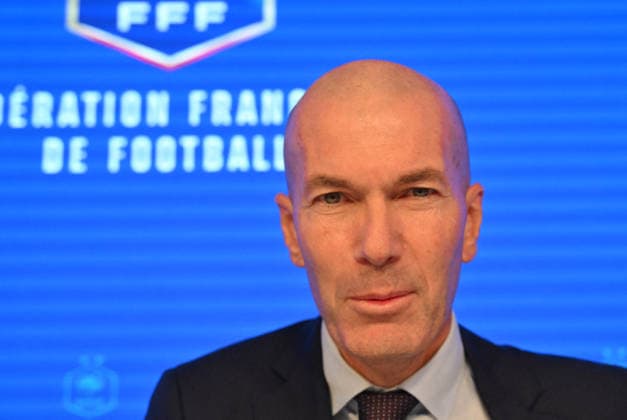 L ancien international français de football Zinédine Zidane s exprime lors d une conférence de presse visant à le présenter comme le nouveau sélectionneur de l équipe de France, au siège de la Fédération française de football (FFF) à Paris, le 28 juillet 2026. L ancien meneur de jeu des Bleus, vainqueur de la Coupe du monde 1998 et du Championnat d Europe 2000 en tant que joueur, a été nommé à la tête de l équipe nationale, succédant ainsi à Didier Deschamps, a annoncé la Fédération française de football (FFF). Zidane prend la relève de son ancien coéquipier Deschamps, en poste depuis 2012 ; le mandat de ce dernier s est achevé sur une quatrième place lors de la Coupe du monde 2026, après un titre mondial en 2018 et une finale disputée en 2022. Christian Liewig Bestimage Former French international football player Zinedine Zidane during a press conference, PK, Pressekonferenz to present him as the new head coach of France national football team at the French Football Federation headquarters (FFF) in Paris on July 28, 2026. The former France playmaker, who won the 1998 World Cup and the 2000 European Championship, EM, Europameisterschaft as a player, has been appointed head coach of the French national team, Nationalteam succeeding Didier Deschamps, the French Football Federation (FFF) announced. Zidane takes over from his former teammate Deschamps, who had been in charge since 2012; Deschamps tenure ended with a fourth-place finish at the 2026 World Cup, following a title win in 2018 and a final appearance in 2022. Paris France  Copyright: xChristianxLiewigx xBestimagexChristianxLiewigx xBestimagex