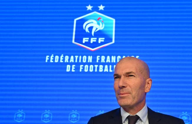 L ancien international français de football Zinédine Zidane s exprime lors d une conférence de presse visant à le présenter comme le nouveau sélectionneur de l équipe de France, au siège de la Fédération française de football (FFF) à Paris, le 28 juillet 2026. L ancien meneur de jeu des Bleus, vainqueur de la Coupe du monde 1998 et du Championnat d Europe 2000 en tant que joueur, a été nommé à la tête de l équipe nationale, succédant ainsi à Didier Deschamps, a annoncé la Fédération française de football (FFF). Zidane prend la relève de son ancien coéquipier Deschamps, en poste depuis 2012 ; le mandat de ce dernier s est achevé sur une quatrième place lors de la Coupe du monde 2026, après un titre mondial en 2018 et une finale disputée en 2022. Christian Liewig Bestimage Former French international football player Zinedine Zidane during a press conference, PK, Pressekonferenz to present him as the new head coach of France national football team at the French Football Federation headquarters (FFF) in Paris on July 28, 2026. The former France playmaker, who won the 1998 World Cup and the 2000 European Championship, EM, Europameisterschaft as a player, has been appointed head coach of the French national team, Nationalteam succeeding Didier Deschamps, the French Football Federation (FFF) announced. Zidane takes over from his former teammate Deschamps, who had been in charge since 2012; Deschamps tenure ended with a fourth-place finish at the 2026 World Cup, following a title win in 2018 and a final appearance in 2022. Paris France  Copyright: xChristianxLiewigx xBestimagexChristianxLiewigx xBestimagex