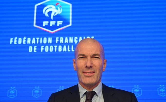 L ancien international français de football Zinédine Zidane s exprime lors d une conférence de presse visant à le présenter comme le nouveau sélectionneur de l équipe de France, au siège de la Fédération française de football (FFF) à Paris, le 28 juillet 2026. L ancien meneur de jeu des Bleus, vainqueur de la Coupe du monde 1998 et du Championnat d Europe 2000 en tant que joueur, a été nommé à la tête de l équipe nationale, succédant ainsi à Didier Deschamps, a annoncé la Fédération française de football (FFF). Zidane prend la relève de son ancien coéquipier Deschamps, en poste depuis 2012 ; le mandat de ce dernier s est achevé sur une quatrième place lors de la Coupe du monde 2026, après un titre mondial en 2018 et une finale disputée en 2022. Christian Liewig Bestimage Former French international football player Zinedine Zidane during a press conference, PK, Pressekonferenz to present him as the new head coach of France national football team at the French Football Federation headquarters (FFF) in Paris on July 28, 2026. The former France playmaker, who won the 1998 World Cup and the 2000 European Championship, EM, Europameisterschaft as a player, has been appointed head coach of the French national team, Nationalteam succeeding Didier Deschamps, the French Football Federation (FFF) announced. Zidane takes over from his former teammate Deschamps, who had been in charge since 2012; Deschamps tenure ended with a fourth-place finish at the 2026 World Cup, following a title win in 2018 and a final appearance in 2022. Paris France  Copyright: xChristianxLiewigx xBestimagexChristianxLiewigx xBestimagex