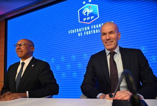 L ancien international français de football Zinédine Zidane (à droite) s exprime aux côtés du président de la Fédération française de football, Philippe Diallo (à gauche), lors d une conférence de presse visant à le présenter comme le nouveau sélectionneur de l équipe de France, au siège de la Fédération française de football (FFF) à Paris, le 28 juillet 2026. L ancien meneur de jeu des Bleus, vainqueur de la Coupe du monde 1998 et du Championnat d Europe 2000 en tant que joueur, a été nommé à la tête de l équipe nationale, succédant ainsi à Didier Deschamps, a annoncé la Fédération française de football (FFF). Zidane prend la relève de son ancien coéquipier Deschamps, en poste depuis 2012 ; le mandat de ce dernier s est achevé sur une quatrième place lors de la Coupe du monde 2026, après un titre mondial en 2018 et une finale disputée en 2022. Christian Liewig Bestimage Former French international football player Zinedine Zidane (R) speaks next to President of the French Football Federation Philippe Diallo (L) during a press conference, PK, Pressekonferenz to present him as the new head coach of France national football team at the French Football Federation headquarters (FFF) in Paris on July 28, 2026. The former France playmaker, who won the 1998 World Cup and the 2000 European Championship, EM, Europameisterschaft as a player, has been appointed head coach of the French national team, Nationalteam succeeding Didier Deschamps, the French Football Federation (FFF) announced. Zidane takes over from his former teammate Deschamps, who had been in charge since 2012; Deschamps tenure ended with a fourth-place finish at the 2026 World Cup, following a title win in 2018 and a final appearance in 2022. Paris France  Copyright: xChristianxLiewigx xBestimagexChristianxLiewigx xBestimagex
