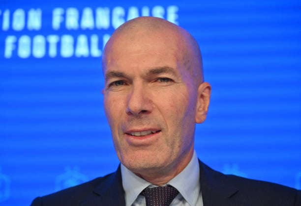 L ancien international français de football Zinédine Zidane s exprime lors d une conférence de presse visant à le présenter comme le nouveau sélectionneur de l équipe de France, au siège de la Fédération française de football (FFF) à Paris, le 28 juillet 2026. L ancien meneur de jeu des Bleus, vainqueur de la Coupe du monde 1998 et du Championnat d Europe 2000 en tant que joueur, a été nommé à la tête de l équipe nationale, succédant ainsi à Didier Deschamps, a annoncé la Fédération française de football (FFF). Zidane prend la relève de son ancien coéquipier Deschamps, en poste depuis 2012 ; le mandat de ce dernier s est achevé sur une quatrième place lors de la Coupe du monde 2026, après un titre mondial en 2018 et une finale disputée en 2022. Christian Liewig Bestimage Former French international football player Zinedine Zidane during a press conference, PK, Pressekonferenz to present him as the new head coach of France national football team at the French Football Federation headquarters (FFF) in Paris on July 28, 2026. The former France playmaker, who won the 1998 World Cup and the 2000 European Championship, EM, Europameisterschaft as a player, has been appointed head coach of the French national team, Nationalteam succeeding Didier Deschamps, the French Football Federation (FFF) announced. Zidane takes over from his former teammate Deschamps, who had been in charge since 2012; Deschamps tenure ended with a fourth-place finish at the 2026 World Cup, following a title win in 2018 and a final appearance in 2022. Paris France  Copyright: xChristianxLiewigx xBestimagexChristianxLiewigx xBestimagex
