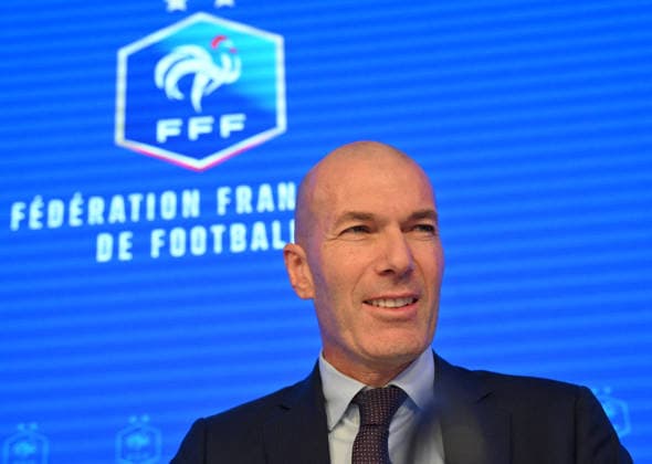 L ancien international français de football Zinédine Zidane s exprime lors d une conférence de presse visant à le présenter comme le nouveau sélectionneur de l équipe de France, au siège de la Fédération française de football (FFF) à Paris, le 28 juillet 2026. L ancien meneur de jeu des Bleus, vainqueur de la Coupe du monde 1998 et du Championnat d Europe 2000 en tant que joueur, a été nommé à la tête de l équipe nationale, succédant ainsi à Didier Deschamps, a annoncé la Fédération française de football (FFF). Zidane prend la relève de son ancien coéquipier Deschamps, en poste depuis 2012 ; le mandat de ce dernier s est achevé sur une quatrième place lors de la Coupe du monde 2026, après un titre mondial en 2018 et une finale disputée en 2022. Christian Liewig Bestimage Former French international football player Zinedine Zidane during a press conference, PK, Pressekonferenz to present him as the new head coach of France national football team at the French Football Federation headquarters (FFF) in Paris on July 28, 2026. The former France playmaker, who won the 1998 World Cup and the 2000 European Championship, EM, Europameisterschaft as a player, has been appointed head coach of the French national team, Nationalteam succeeding Didier Deschamps, the French Football Federation (FFF) announced. Zidane takes over from his former teammate Deschamps, who had been in charge since 2012; Deschamps tenure ended with a fourth-place finish at the 2026 World Cup, following a title win in 2018 and a final appearance in 2022. Paris France  Copyright: xChristianxLiewigx xBestimagexChristianxLiewigx xBestimagex
