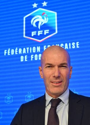 L ancien international français de football Zinédine Zidane s exprime lors d une conférence de presse visant à le présenter comme le nouveau sélectionneur de l équipe de France, au siège de la Fédération française de football (FFF) à Paris, le 28 juillet 2026. L ancien meneur de jeu des Bleus, vainqueur de la Coupe du monde 1998 et du Championnat d Europe 2000 en tant que joueur, a été nommé à la tête de l équipe nationale, succédant ainsi à Didier Deschamps, a annoncé la Fédération française de football (FFF). Zidane prend la relève de son ancien coéquipier Deschamps, en poste depuis 2012 ; le mandat de ce dernier s est achevé sur une quatrième place lors de la Coupe du monde 2026, après un titre mondial en 2018 et une finale disputée en 2022. Christian Liewig Bestimage Former French international football player Zinedine Zidane during a press conference, PK, Pressekonferenz to present him as the new head coach of France national football team at the French Football Federation headquarters (FFF) in Paris on July 28, 2026. The former France playmaker, who won the 1998 World Cup and the 2000 European Championship, EM, Europameisterschaft as a player, has been appointed head coach of the French national team, Nationalteam succeeding Didier Deschamps, the French Football Federation (FFF) announced. Zidane takes over from his former teammate Deschamps, who had been in charge since 2012; Deschamps tenure ended with a fourth-place finish at the 2026 World Cup, following a title win in 2018 and a final appearance in 2022. Paris France  Copyright: xChristianxLiewigx xBestimagexChristianxLiewigx xBestimagex