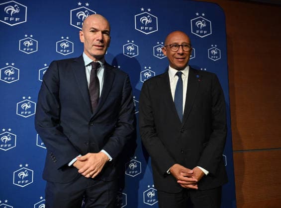 L ancien international français de football Zinédine Zidane (à droite) s exprime aux côtés du président de la Fédération française de football, Philippe Diallo (à gauche), lors d une conférence de presse visant à le présenter comme le nouveau sélectionneur de l équipe de France, au siège de la Fédération française de football (FFF) à Paris, le 28 juillet 2026. L ancien meneur de jeu des Bleus, vainqueur de la Coupe du monde 1998 et du Championnat d Europe 2000 en tant que joueur, a été nommé à la tête de l équipe nationale, succédant ainsi à Didier Deschamps, a annoncé la Fédération française de football (FFF). Zidane prend la relève de son ancien coéquipier Deschamps, en poste depuis 2012 ; le mandat de ce dernier s est achevé sur une quatrième place lors de la Coupe du monde 2026, après un titre mondial en 2018 et une finale disputée en 2022. Christian Liewig Bestimage Former French international football player Zinedine Zidane (R) speaks next to President of the French Football Federation Philippe Diallo (L) during a press conference, PK, Pressekonferenz to present him as the new head coach of France national football team at the French Football Federation headquarters (FFF) in Paris on July 28, 2026. The former France playmaker, who won the 1998 World Cup and the 2000 European Championship, EM, Europameisterschaft as a player, has been appointed head coach of the French national team, Nationalteam succeeding Didier Deschamps, the French Football Federation (FFF) announced. Zidane takes over from his former teammate Deschamps, who had been in charge since 2012; Deschamps tenure ended with a fourth-place finish at the 2026 World Cup, following a title win in 2018 and a final appearance in 2022. Paris France  Copyright: xChristianxLiewigx xBestimagexChristianxLiewigx xBestimagex