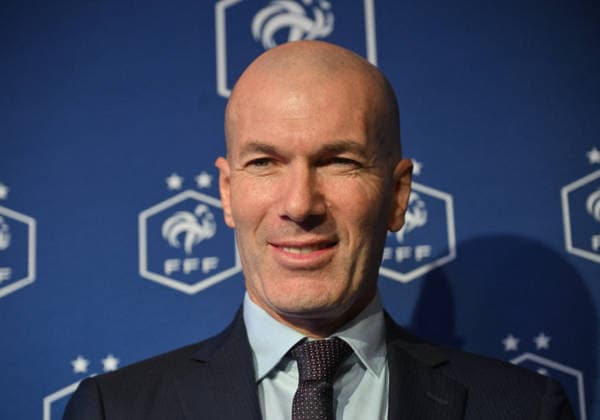 L ancien international français de football Zinédine Zidane s exprime lors d une conférence de presse visant à le présenter comme le nouveau sélectionneur de l équipe de France, au siège de la Fédération française de football (FFF) à Paris, le 28 juillet 2026. L ancien meneur de jeu des Bleus, vainqueur de la Coupe du monde 1998 et du Championnat d Europe 2000 en tant que joueur, a été nommé à la tête de l équipe nationale, succédant ainsi à Didier Deschamps, a annoncé la Fédération française de football (FFF). Zidane prend la relève de son ancien coéquipier Deschamps, en poste depuis 2012 ; le mandat de ce dernier s est achevé sur une quatrième place lors de la Coupe du monde 2026, après un titre mondial en 2018 et une finale disputée en 2022. Christian Liewig Bestimage Former French international football player Zinedine Zidane during a press conference, PK, Pressekonferenz to present him as the new head coach of France national football team at the French Football Federation headquarters (FFF) in Paris on July 28, 2026. The former France playmaker, who won the 1998 World Cup and the 2000 European Championship, EM, Europameisterschaft as a player, has been appointed head coach of the French national team, Nationalteam succeeding Didier Deschamps, the French Football Federation (FFF) announced. Zidane takes over from his former teammate Deschamps, who had been in charge since 2012; Deschamps tenure ended with a fourth-place finish at the 2026 World Cup, following a title win in 2018 and a final appearance in 2022. Paris France  Copyright: xChristianxLiewigx xBestimagexChristianxLiewigx xBestimagex