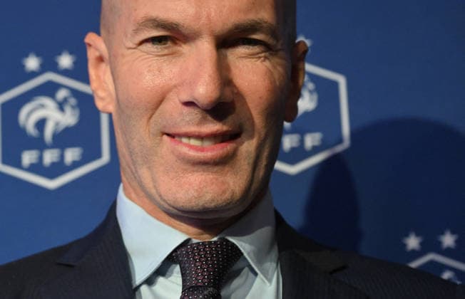 L ancien international français de football Zinédine Zidane s exprime lors d une conférence de presse visant à le présenter comme le nouveau sélectionneur de l équipe de France, au siège de la Fédération française de football (FFF) à Paris, le 28 juillet 2026. L ancien meneur de jeu des Bleus, vainqueur de la Coupe du monde 1998 et du Championnat d Europe 2000 en tant que joueur, a été nommé à la tête de l équipe nationale, succédant ainsi à Didier Deschamps, a annoncé la Fédération française de football (FFF). Zidane prend la relève de son ancien coéquipier Deschamps, en poste depuis 2012 ; le mandat de ce dernier s est achevé sur une quatrième place lors de la Coupe du monde 2026, après un titre mondial en 2018 et une finale disputée en 2022. Christian Liewig Bestimage Former French international football player Zinedine Zidane during a press conference, PK, Pressekonferenz to present him as the new head coach of France national football team at the French Football Federation headquarters (FFF) in Paris on July 28, 2026. The former France playmaker, who won the 1998 World Cup and the 2000 European Championship, EM, Europameisterschaft as a player, has been appointed head coach of the French national team, Nationalteam succeeding Didier Deschamps, the French Football Federation (FFF) announced. Zidane takes over from his former teammate Deschamps, who had been in charge since 2012; Deschamps tenure ended with a fourth-place finish at the 2026 World Cup, following a title win in 2018 and a final appearance in 2022. Paris France  Copyright: xChristianxLiewigx xBestimagexChristianxLiewigx xBestimagex