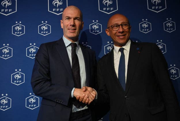 L ancien international français de football Zinédine Zidane (à droite) s exprime aux côtés du président de la Fédération française de football, Philippe Diallo (à gauche), lors d une conférence de presse visant à le présenter comme le nouveau sélectionneur de l équipe de France, au siège de la Fédération française de football (FFF) à Paris, le 28 juillet 2026. L ancien meneur de jeu des Bleus, vainqueur de la Coupe du monde 1998 et du Championnat d Europe 2000 en tant que joueur, a été nommé à la tête de l équipe nationale, succédant ainsi à Didier Deschamps, a annoncé la Fédération française de football (FFF). Zidane prend la relève de son ancien coéquipier Deschamps, en poste depuis 2012 ; le mandat de ce dernier s est achevé sur une quatrième place lors de la Coupe du monde 2026, après un titre mondial en 2018 et une finale disputée en 2022. Christian Liewig Bestimage Former French international football player Zinedine Zidane (R) speaks next to President of the French Football Federation Philippe Diallo (L) during a press conference, PK, Pressekonferenz to present him as the new head coach of France national football team at the French Football Federation headquarters (FFF) in Paris on July 28, 2026. The former France playmaker, who won the 1998 World Cup and the 2000 European Championship, EM, Europameisterschaft as a player, has been appointed head coach of the French national team, Nationalteam succeeding Didier Deschamps, the French Football Federation (FFF) announced. Zidane takes over from his former teammate Deschamps, who had been in charge since 2012; Deschamps tenure ended with a fourth-place finish at the 2026 World Cup, following a title win in 2018 and a final appearance in 2022. Paris France  Copyright: xChristianxLiewigx xBestimagexChristianxLiewigx xBestimagex