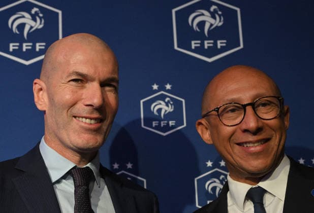 L ancien international français de football Zinédine Zidane (à droite) s exprime aux côtés du président de la Fédération française de football, Philippe Diallo (à gauche), lors d une conférence de presse visant à le présenter comme le nouveau sélectionneur de l équipe de France, au siège de la Fédération française de football (FFF) à Paris, le 28 juillet 2026. L ancien meneur de jeu des Bleus, vainqueur de la Coupe du monde 1998 et du Championnat d Europe 2000 en tant que joueur, a été nommé à la tête de l équipe nationale, succédant ainsi à Didier Deschamps, a annoncé la Fédération française de football (FFF). Zidane prend la relève de son ancien coéquipier Deschamps, en poste depuis 2012 ; le mandat de ce dernier s est achevé sur une quatrième place lors de la Coupe du monde 2026, après un titre mondial en 2018 et une finale disputée en 2022. Christian Liewig Bestimage Former French international football player Zinedine Zidane (R) speaks next to President of the French Football Federation Philippe Diallo (L) during a press conference, PK, Pressekonferenz to present him as the new head coach of France national football team at the French Football Federation headquarters (FFF) in Paris on July 28, 2026. The former France playmaker, who won the 1998 World Cup and the 2000 European Championship, EM, Europameisterschaft as a player, has been appointed head coach of the French national team, Nationalteam succeeding Didier Deschamps, the French Football Federation (FFF) announced. Zidane takes over from his former teammate Deschamps, who had been in charge since 2012; Deschamps tenure ended with a fourth-place finish at the 2026 World Cup, following a title win in 2018 and a final appearance in 2022. Paris France  Copyright: xChristianxLiewigx xBestimagexChristianxLiewigx xBestimagex