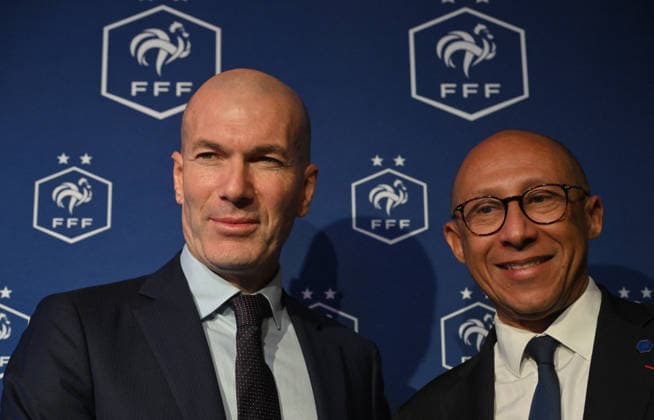 L ancien international français de football Zinédine Zidane (à droite) s exprime aux côtés du président de la Fédération française de football, Philippe Diallo (à gauche), lors d une conférence de presse visant à le présenter comme le nouveau sélectionneur de l équipe de France, au siège de la Fédération française de football (FFF) à Paris, le 28 juillet 2026. L ancien meneur de jeu des Bleus, vainqueur de la Coupe du monde 1998 et du Championnat d Europe 2000 en tant que joueur, a été nommé à la tête de l équipe nationale, succédant ainsi à Didier Deschamps, a annoncé la Fédération française de football (FFF). Zidane prend la relève de son ancien coéquipier Deschamps, en poste depuis 2012 ; le mandat de ce dernier s est achevé sur une quatrième place lors de la Coupe du monde 2026, après un titre mondial en 2018 et une finale disputée en 2022. Christian Liewig Bestimage Former French international football player Zinedine Zidane (R) speaks next to President of the French Football Federation Philippe Diallo (L) during a press conference, PK, Pressekonferenz to present him as the new head coach of France national football team at the French Football Federation headquarters (FFF) in Paris on July 28, 2026. The former France playmaker, who won the 1998 World Cup and the 2000 European Championship, EM, Europameisterschaft as a player, has been appointed head coach of the French national team, Nationalteam succeeding Didier Deschamps, the French Football Federation (FFF) announced. Zidane takes over from his former teammate Deschamps, who had been in charge since 2012; Deschamps tenure ended with a fourth-place finish at the 2026 World Cup, following a title win in 2018 and a final appearance in 2022. Paris France  Copyright: xChristianxLiewigx xBestimagexChristianxLiewigx xBestimagex