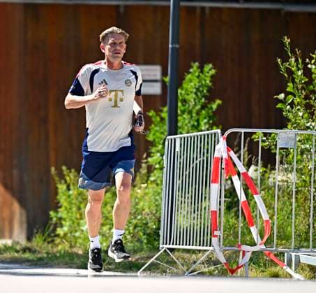 28.07.2026, Fussball Bundesliga 2026 2027, Trainingslager FC Bayern München in Rottach-Egern am Tegernsee (Bayern). Sportdirektor Christoph Freund (Bayern München) joggt zum Training *** July 28, 2026, 2026–2027 Bundesliga, FC Bayern Munich training camp in Rottach-Egern on Lake Tegernsee, Bayern Sports Director Christoph Freund, Bayern Munich jogs to practice