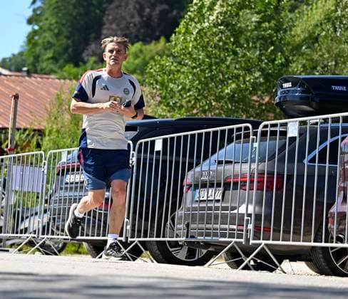 28.07.2026, Fussball Bundesliga 2026 2027, Trainingslager FC Bayern München in Rottach-Egern am Tegernsee (Bayern). Sportdirektor Christoph Freund (Bayern München) joggt zum Training *** July 28, 2026, 2026–2027 Bundesliga, FC Bayern Munich training camp in Rottach-Egern on Lake Tegernsee, Bayern Sports Director Christoph Freund, Bayern Munich jogs to practice