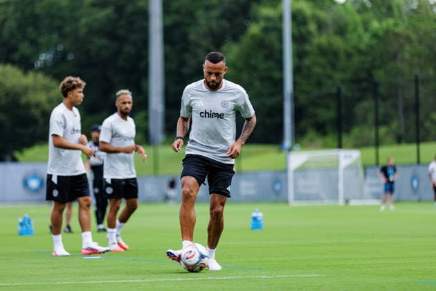 CHARLOTTE, NORTH CAROLINA - JULY 27, 2026: Guilherme Santos of the MLS, Fussball Herren, USA All-Stars passes ball during the 2026 MLS All-Star training at the Atrium Health Performance Park in Charlotte, North Carolina. (Photo by Dennis Rojas Di Sports Photo Agency) Charlotte Atrium Health Performance Park North Carolina Copyright: xDennisxRojasx