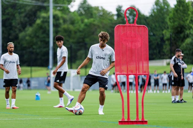 CHARLOTTE, NORTH CAROLINA - JULY 27, 2026: Julian Hall of the MLS, Fussball Herren, USA All-Stars passes ball during the 2026 MLS All-Star training at the Atrium Health Performance Park in Charlotte, North Carolina. (Photo by Dennis Rojas Di Sports Photo Agency) Charlotte Atrium Health Performance Park North Carolina Copyright: xDennisxRojasx