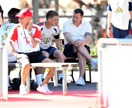 28.07.2026, Fussball Bundesliga 2026 2027, Trainingslager FC Bayern München in Rottach-Egern am Tegernsee (Bayern). v.l. Sportdirektor Christoph Freund (Bayern München) und Sportvorstand Max Eberl (Bayern München) im Gespräch. *** July 28, 2026, 2026–2027 Bundesliga, FC Bayern Munich training camp in Rottach-Egern on Lake Tegernsee; from left: Christoph Freund, sporting director of Bayern Munich, and Max Eberl, sporting director of Bayern Munich, in conversation