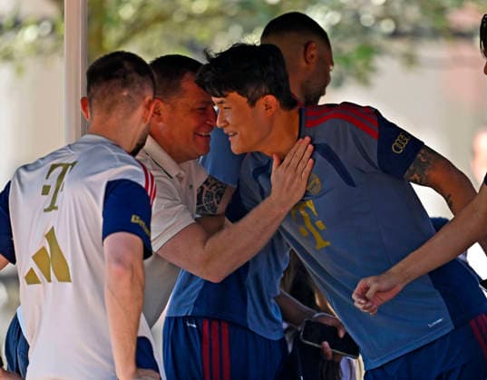 28.07.2026, Fussball Bundesliga 2026 2027, Trainingslager FC Bayern München in Rottach-Egern am Tegernsee (Bayern). v.l. Sportvorstand Max Eberl (Bayern München) umarmnt Min-jae Kim (Bayern München, Minjae Kim) *** July 28, 2026, 2026–2027 Bundesliga, FC Bayern Munich training camp in Rottach-Egern on Lake Tegernsee, Bavaria; from left: Sporting Director Max Eberl, Bayern Munich; Minjae Kim, Bayern Munich