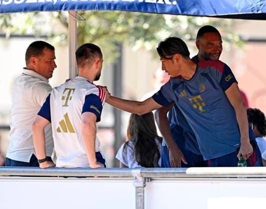 28.07.2026, Fussball Bundesliga 2026 2027, Trainingslager FC Bayern München in Rottach-Egern am Tegernsee (Bayern). v.l. Sportvorstand Max Eberl (Bayern München) shakehands mit Hiroki Ito (FC Bayern München) und Jonathan Tah (FC Bayern München) *** July 28, 2026, 2026–2027 Bundesliga, FC Bayern Munich training camp in Rottach-Egern on Lake Tegernsee, Bavaria; from left: Sporting Director Max Eberl of FC Bayern Munich shaking hands with Hiroki Ito of FC Bayern Munich and Jonathan Tah of FC Bayern Munich